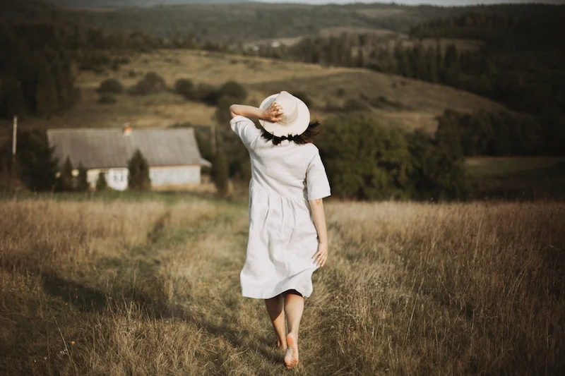 10 Praktiske Tips til at Leve Et Simplere Liv og Finde Indre Ro